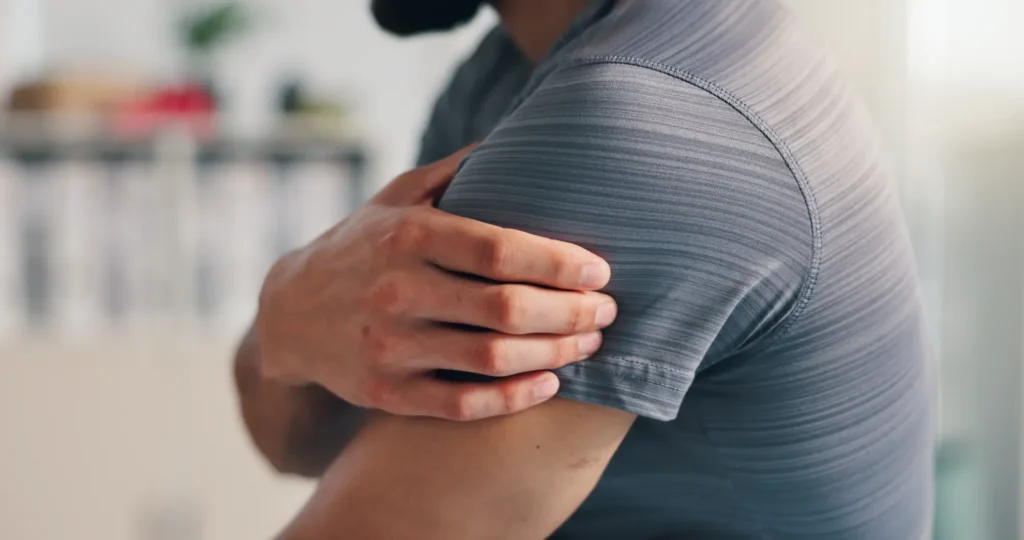 man experiencing shoulder pain in the rotator cuff