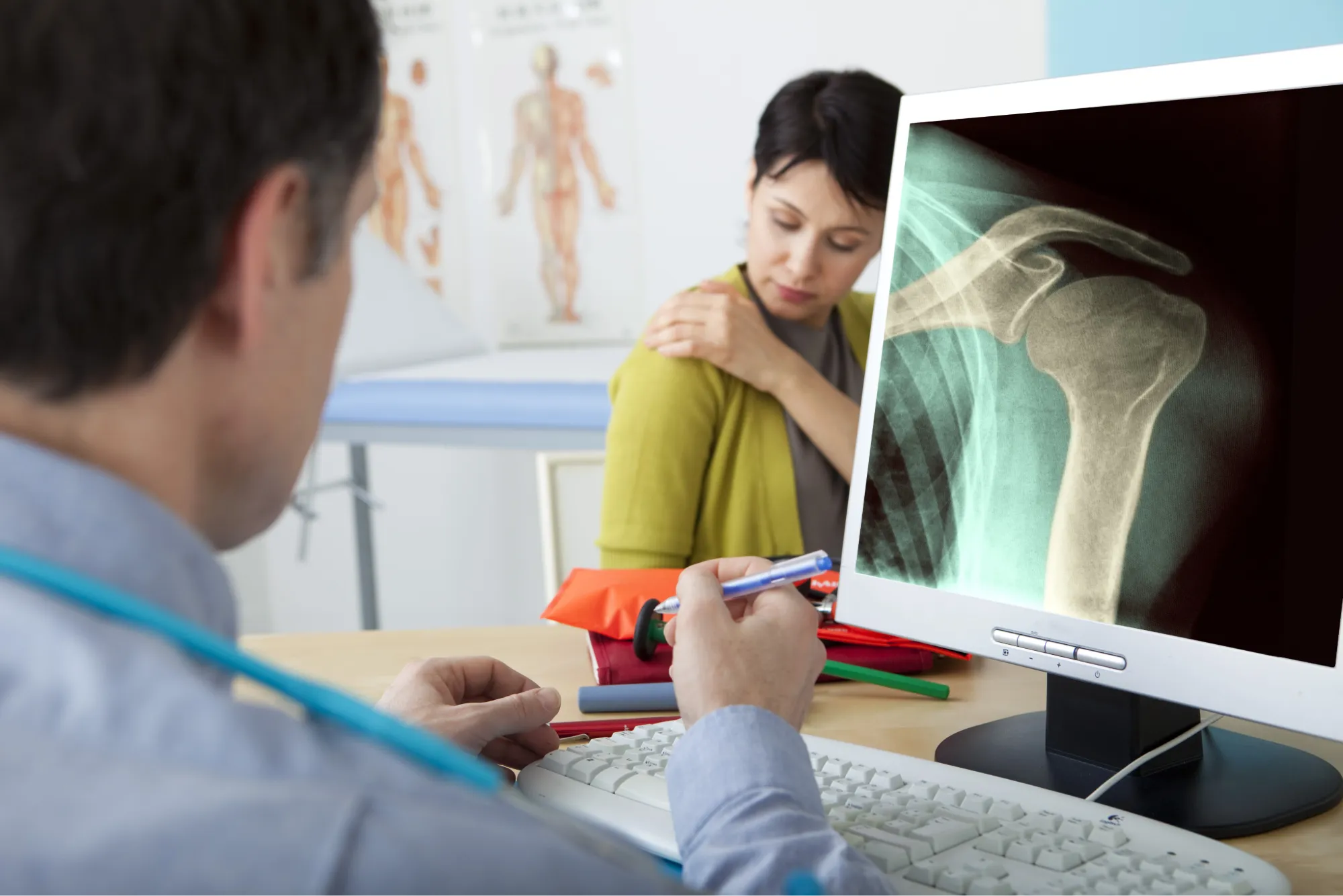 Patient going over the shoulder replacement surgery cost options with their doctor, including Medicare, Medicaid, and Private Insurance.