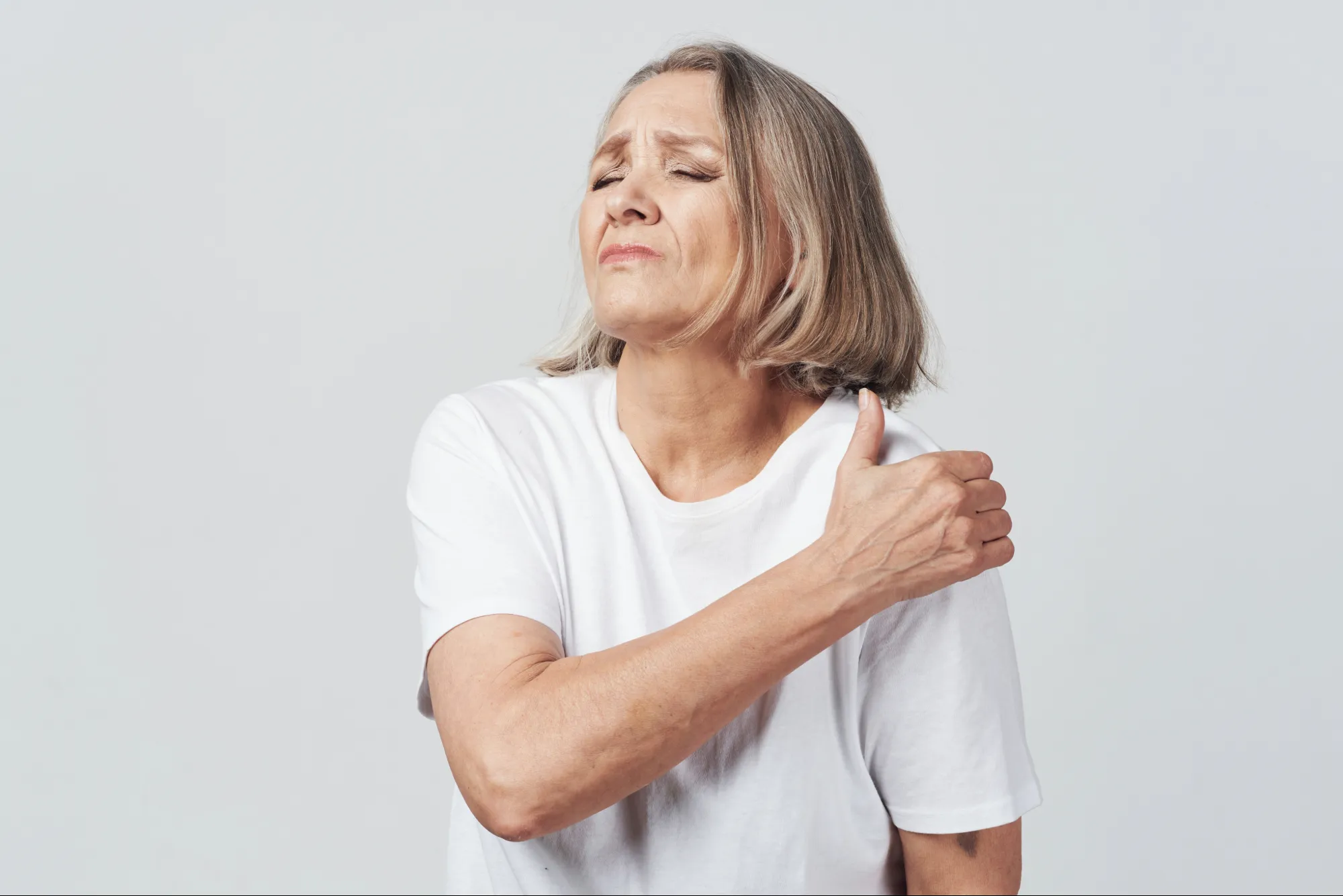 A woman with shoulder pain